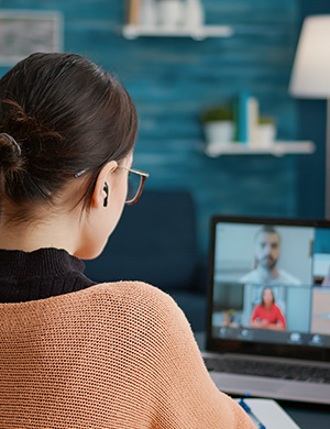 mujer con computador