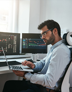 Hombre con computador